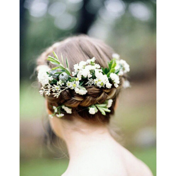 แบบผมเปียที่มีดอกไม้แซม