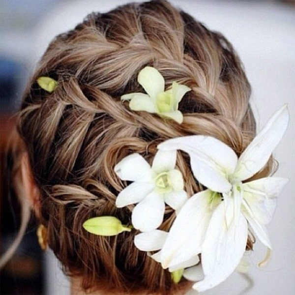 แบบผมเปียที่มีดอกไม้แซม