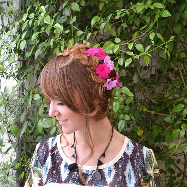 แบบผมเปียที่มีดอกไม้แซม