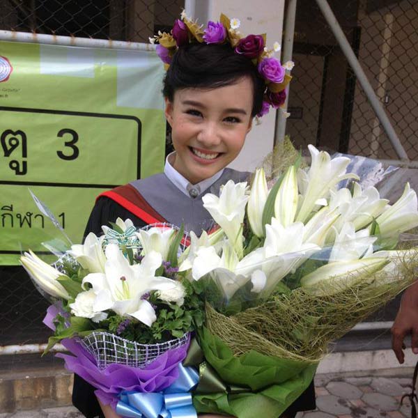 ทรงผมรับปริญญาผมสั้น