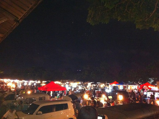ตลาดนัดรถไฟ ศรีนครินทร์ ตลาดนัดรถไฟ ศรีนครินทร์