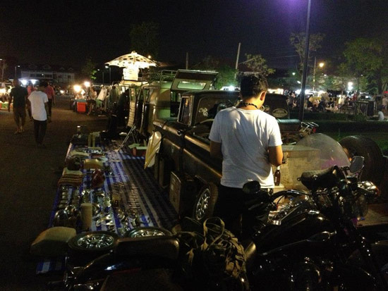 ตลาดนัดรถไฟ ศรีนครินทร์ ตลาดนัดรถไฟ ศรีนครินทร์