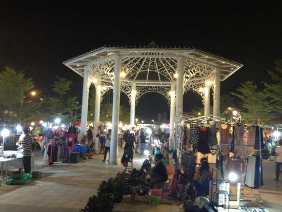 ตลาดนัดรถไฟ ศรีนครินทร์ ตลาดนัดรถไฟ ศรีนครินทร์