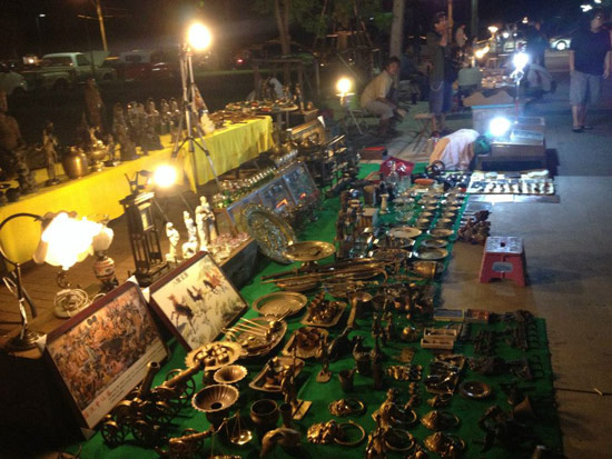 ตลาดนัดรถไฟ ศรีนครินทร์ ตลาดนัดรถไฟ ศรีนครินทร์