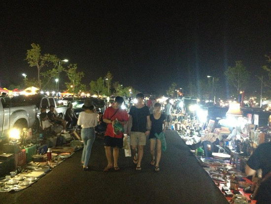 ตลาดนัดรถไฟ ศรีนครินทร์ ตลาดนัดรถไฟ ศรีนครินทร์