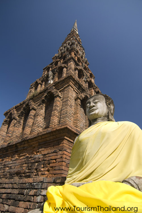 ประเพณีสรงน้ำพระธาตุหริภุญชัย ประเพณีสรงน้ำพระธาตุหริภุญชัย