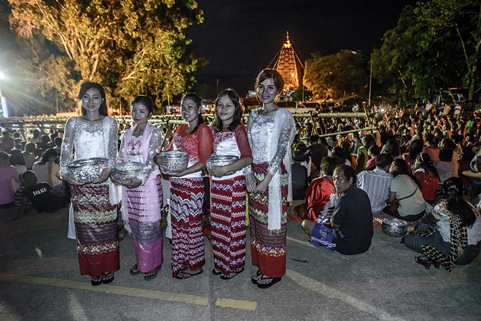 ประเพณีรดน้ำต้นโพธิ์ และออกร้านตลาดนิพพาน ประเพณีรดน้ำต้นโพธิ์ และออกร้านตลาดนิพพาน