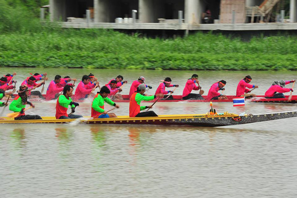 แข่งขันเรือยาวประเพณี ชิงถ้วยพระราชทาน แข่งขันเรือยาวประเพณี ชิงถ้วยพระราชทาน