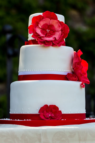 red cakewedding red cakewedding