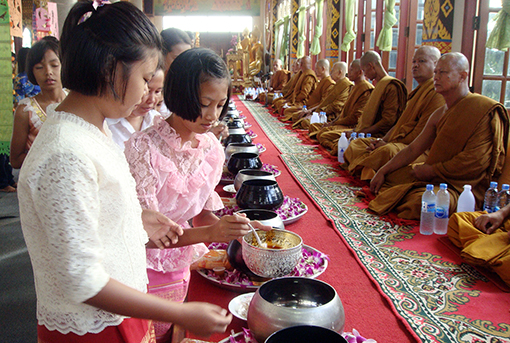 ประเพณีตักบาตรน้ำผึ้ง ประเพณีตักบาตรน้ำผึ้ง