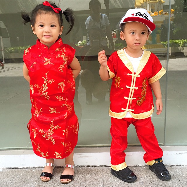 ลูกดาราแต่งตัวต้อนรับ วันตรุษจีน ลูกดาราแต่งตัวต้อนรับ วันตรุษจีน