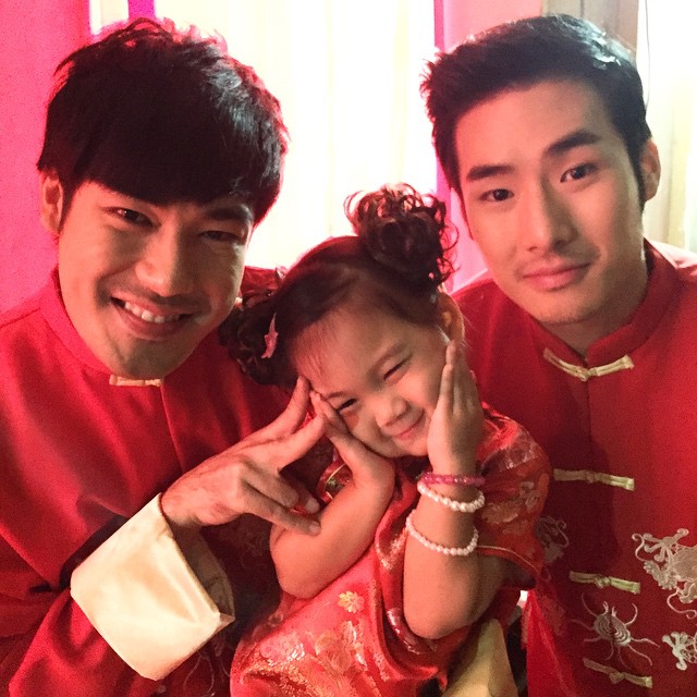 ลูกดาราแต่งตัวต้อนรับ วันตรุษจีน ลูกดาราแต่งตัวต้อนรับ วันตรุษจีน