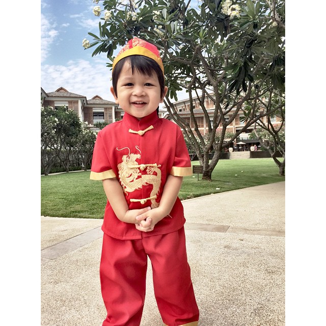 ลูกดาราแต่งตัวต้อนรับ วันตรุษจีน ลูกดาราแต่งตัวต้อนรับ วันตรุษจีน