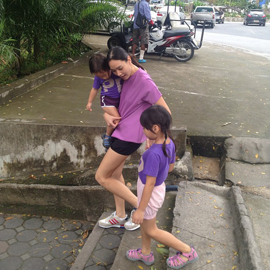 น้องแพรว - น้องภูมิ - คุณแม่ ตุ๊ก ชนกวนันท์ น้องแพรว - น้องภูมิ - คุณแม่ ตุ๊ก ชนกวนันท์