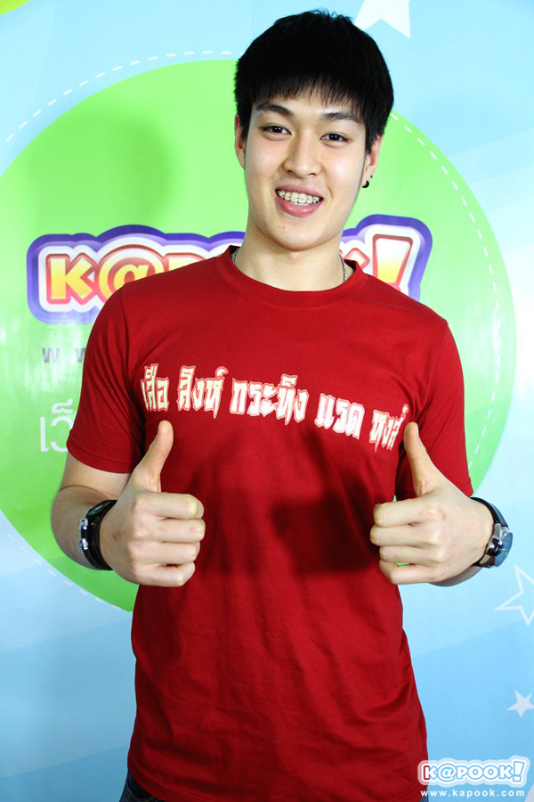 นักแสดซีรีส์ เลือดมังกร มอบส้มพร้อมอวยพรวันตรุษจีน นักแสดซีรีส์ เลือดมังกร มอบส้มพร้อมอวยพรวันตรุษจีน