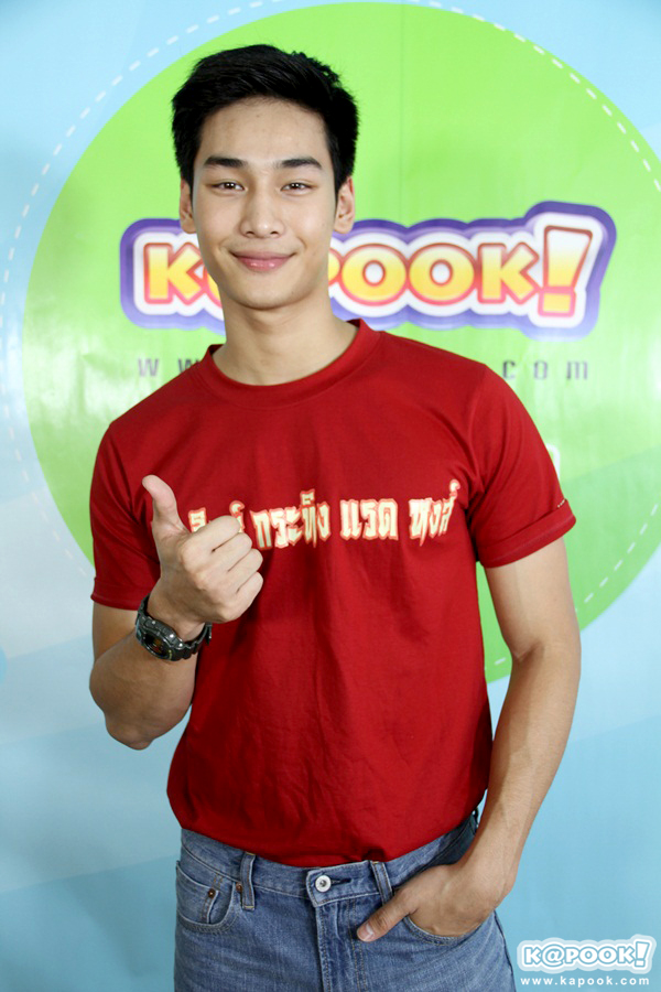 นักแสดซีรีส์ เลือดมังกร มอบส้มพร้อมอวยพรวันตรุษจีน นักแสดซีรีส์ เลือดมังกร มอบส้มพร้อมอวยพรวันตรุษจีน