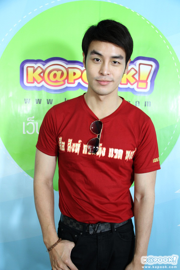 นักแสดซีรีส์ เลือดมังกร มอบส้มพร้อมอวยพรวันตรุษจีน นักแสดซีรีส์ เลือดมังกร มอบส้มพร้อมอวยพรวันตรุษจีน