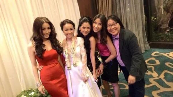 แก๊งเพื่อนเจ้าสาว งานแต่งอ้อน อัลเบิร์ต แก๊งเพื่อนเจ้าสาว งานแต่งอ้อน อัลเบิร์ต