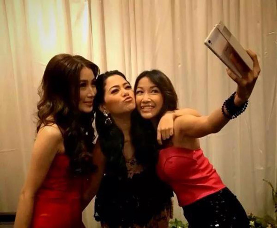 แก๊งเพื่อนเจ้าสาว งานแต่งอ้อน อัลเบิร์ต แก๊งเพื่อนเจ้าสาว งานแต่งอ้อน อัลเบิร์ต