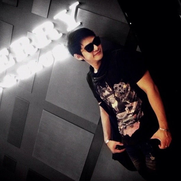 ยีนส์ ธนธร ศวัสกร ยีนส์ ธนธร ศวัสกร