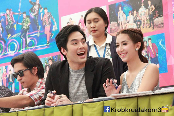 ช่อง 3 รวมดารา แจกลายเซ็น ปฏิทินช่อง 3 2558 ช่อง 3 รวมดารา แจกลายเซ็น ปฏิทินช่อง 3 2558