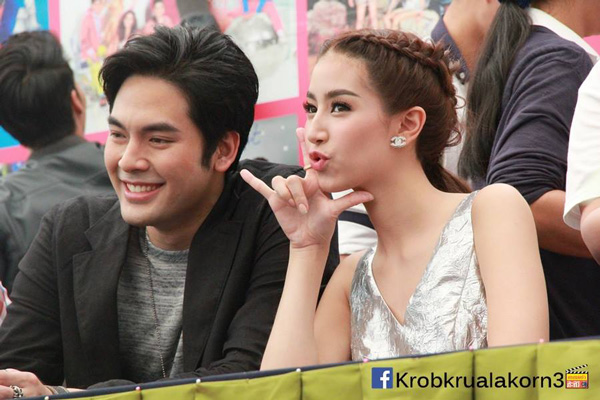 ช่อง 3 รวมดารา แจกลายเซ็น ปฏิทินช่อง 3 2558 ช่อง 3 รวมดารา แจกลายเซ็น ปฏิทินช่อง 3 2558