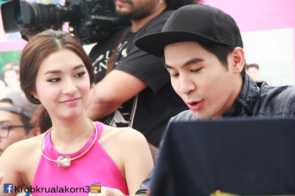 ช่อง 3 รวมดารา แจกลายเซ็น ปฏิทินช่อง 3 2558 ช่อง 3 รวมดารา แจกลายเซ็น ปฏิทินช่อง 3 2558