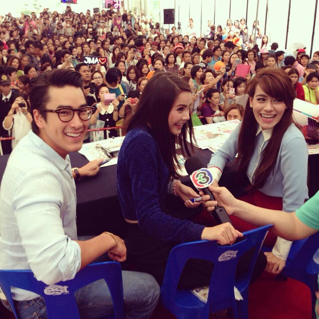 ช่อง 3 รวมดารา แจกลายเซ็น ปฏิทินช่อง 3 2558 ช่อง 3 รวมดารา แจกลายเซ็น ปฏิทินช่อง 3 2558