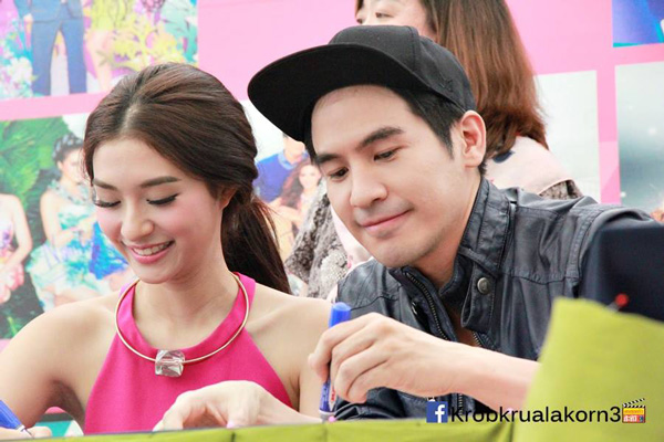 ช่อง 3 รวมดารา แจกลายเซ็น ปฏิทินช่อง 3 2558 ช่อง 3 รวมดารา แจกลายเซ็น ปฏิทินช่อง 3 2558