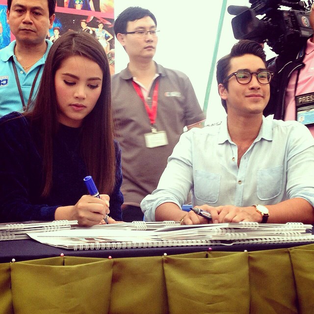 ช่อง 3 รวมดารา แจกลายเซ็น ปฏิทินช่อง 3 2558 ช่อง 3 รวมดารา แจกลายเซ็น ปฏิทินช่อง 3 2558