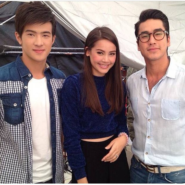 ช่อง 3 รวมดารา แจกลายเซ็น ปฏิทินช่อง 3 2558 ช่อง 3 รวมดารา แจกลายเซ็น ปฏิทินช่อง 3 2558