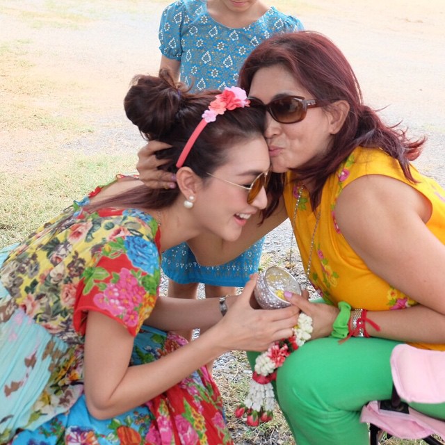 ภาพดารารดน้ำดำหัวผู้ใหญ่ ในวันสงกรานต์ 2558 ภาพดารารดน้ำดำหัวผู้ใหญ่ ในวันสงกรานต์ 2558