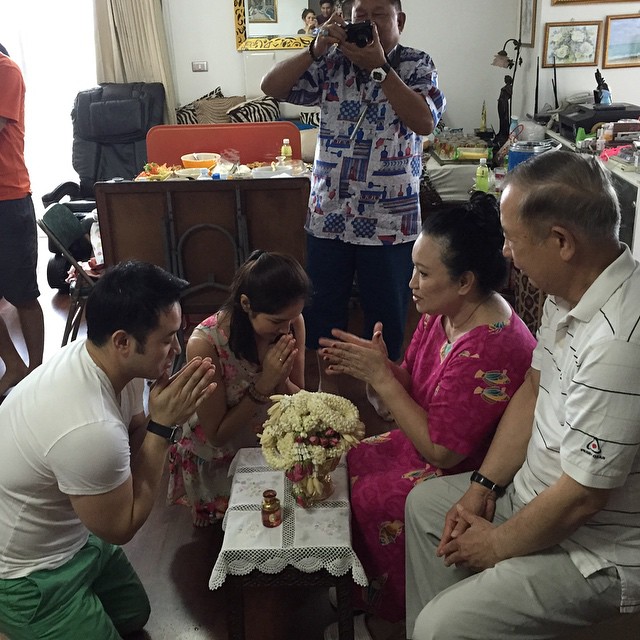 ภาพดารารดน้ำดำหัวผู้ใหญ่ ในวันสงกรานต์ 2558 ภาพดารารดน้ำดำหัวผู้ใหญ่ ในวันสงกรานต์ 2558