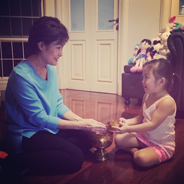 ภาพดารารดน้ำดำหัวผู้ใหญ่ ในวันสงกรานต์ 2558 ภาพดารารดน้ำดำหัวผู้ใหญ่ ในวันสงกรานต์ 2558