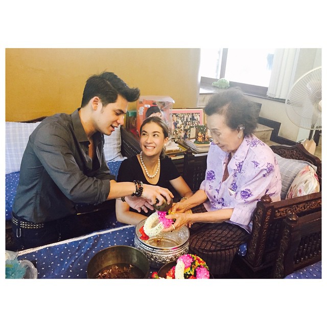 ภาพดารารดน้ำดำหัวผู้ใหญ่ ในวันสงกรานต์ 2558 ภาพดารารดน้ำดำหัวผู้ใหญ่ ในวันสงกรานต์ 2558