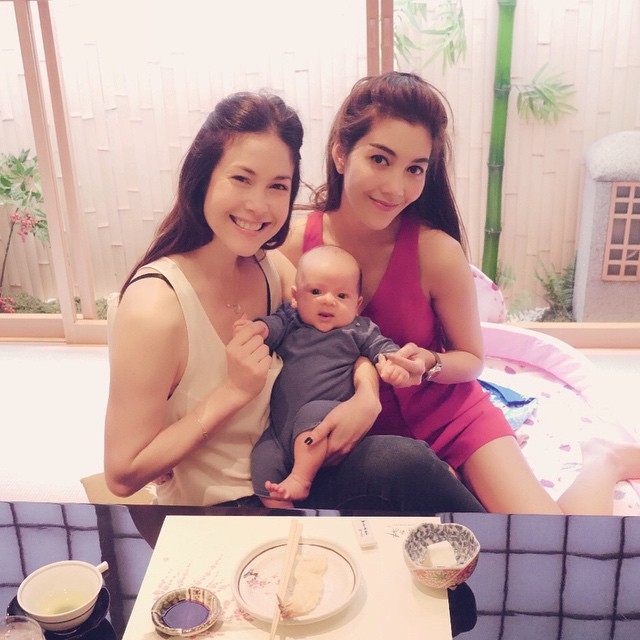 พอลล่า กลับไทย แก๊งนางฟ้า แห่เยี่ยม น้องไลลา น้องลูก้า พอลล่า กลับไทย แก๊งนางฟ้า แห่เยี่ยม น้องไลลา น้องลูก้า