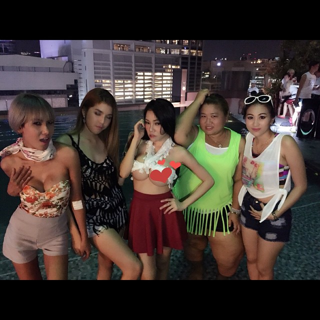 เอมมี่ อมลวรรณ ชุดปาร์ตี้ เอมมี่ อมลวรรณ ชุดปาร์ตี้