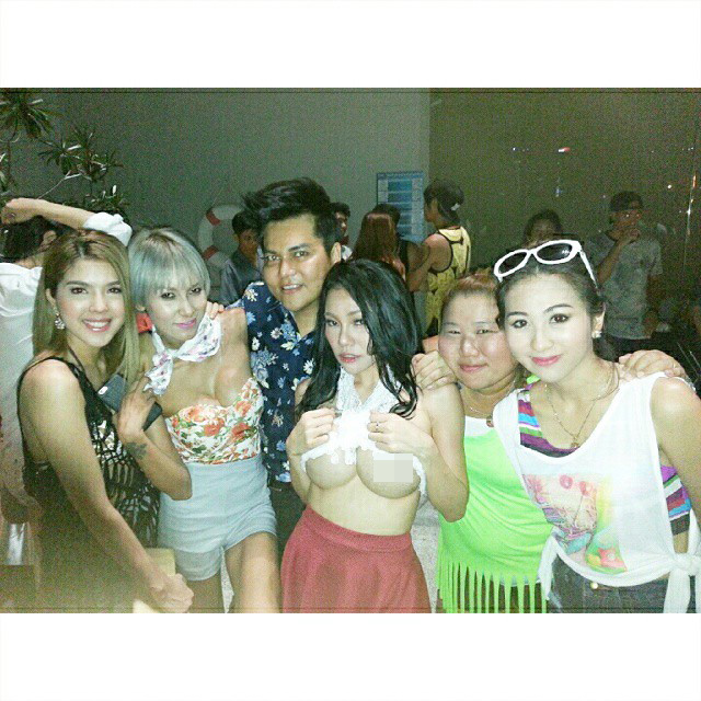 เอมมี่ อมลวรรณ ชุดปาร์ตี้ เอมมี่ อมลวรรณ ชุดปาร์ตี้