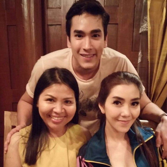 ณเดชน์ ญาญ่า ร้านชาคริต ณเดชน์ ญาญ่า ร้านชาคริต