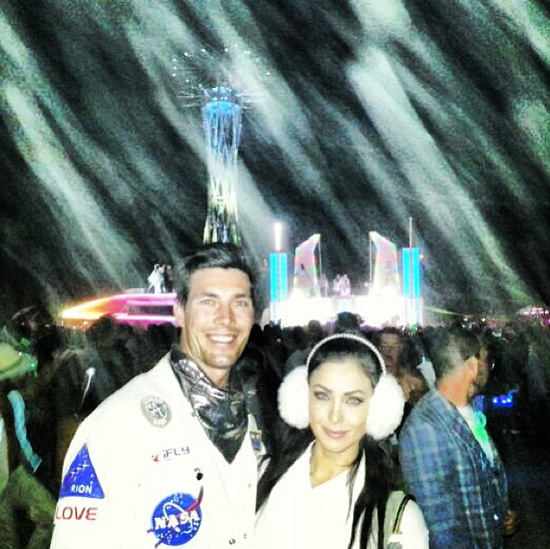 นาตาลี เกลโบว่า - ทราวิส นาตาลี เกลโบว่า - ทราวิส