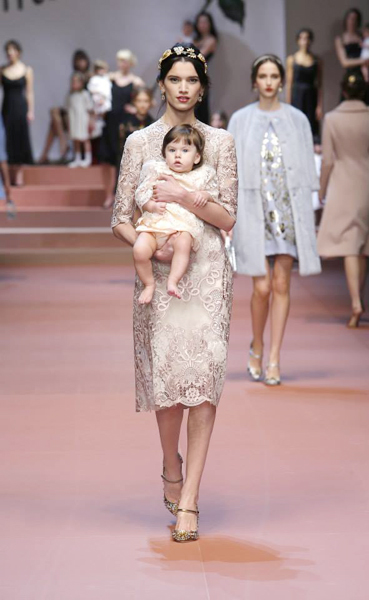 เดินแบบคู่แม่ลูกงานมิลานแฟชั่นวีค เดินแบบคู่แม่ลูกงานมิลานแฟชั่นวีค