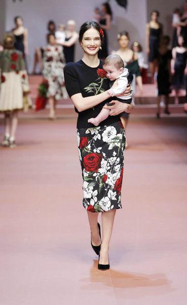 เดินแบบคู่แม่ลูกงานมิลานแฟชั่นวีค เดินแบบคู่แม่ลูกงานมิลานแฟชั่นวีค