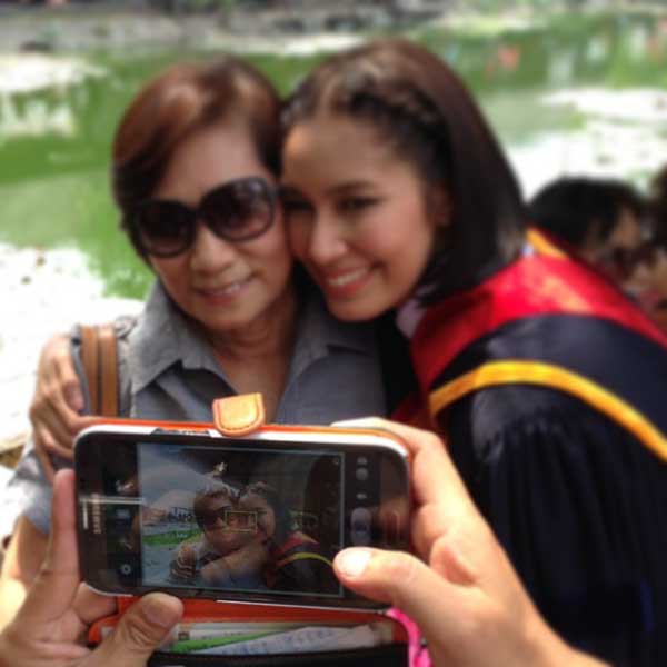 เบนซ์ พรชิตา มิค บรมวุฒิ รับปริญญา