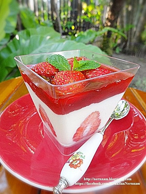 สตรอว์เบอร์รีพานาคอตต้า ขนมหวานสีสันสดใส สตรอว์เบอร์รีพานาคอตต้า ขนมหวานสีสันสดใส