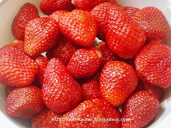 สตรอว์เบอร์รีพานาคอตต้า ขนมหวานสีสันสดใส สตรอว์เบอร์รีพานาคอตต้า ขนมหวานสีสันสดใส