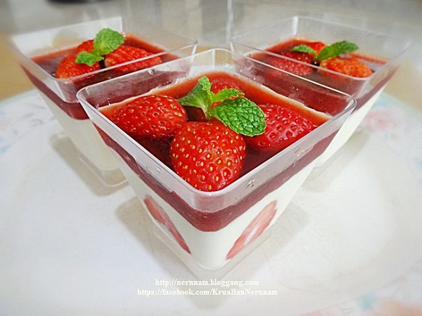 สตรอว์เบอร์รีพานาคอตต้า ขนมหวานสีสันสดใส สตรอว์เบอร์รีพานาคอตต้า ขนมหวานสีสันสดใส