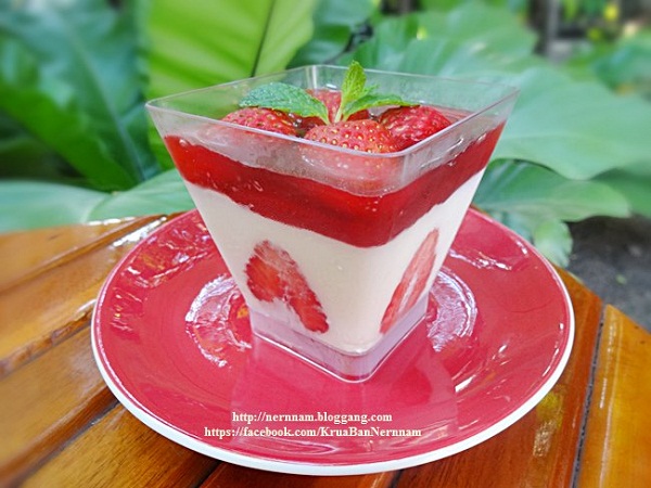 สตรอว์เบอร์รีพานาคอตต้า ขนมหวานสีสันสดใส สตรอว์เบอร์รีพานาคอตต้า ขนมหวานสีสันสดใส