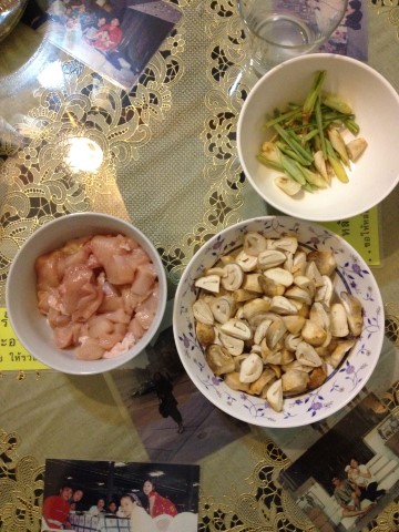 ต้มข่าไก่ ทำง่าย ๆ ใน 3 ขั้นตอน ต้มข่าไก่ ทำง่าย ๆ ใน 3 ขั้นตอน