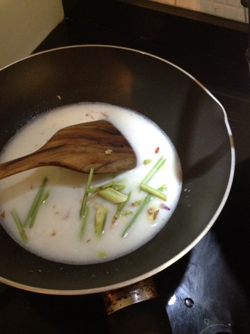 ต้มข่าไก่ ทำง่าย ๆ ใน 3 ขั้นตอน ต้มข่าไก่ ทำง่าย ๆ ใน 3 ขั้นตอน