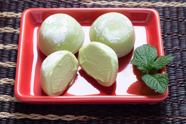 โมจิไส้ไอศกรีมชาเขียว เหนียวนุ่มหวานเย็นสุดอร่อย โมจิไส้ไอศกรีมชาเขียว เหนียวนุ่มหวานเย็นสุดอร่อย